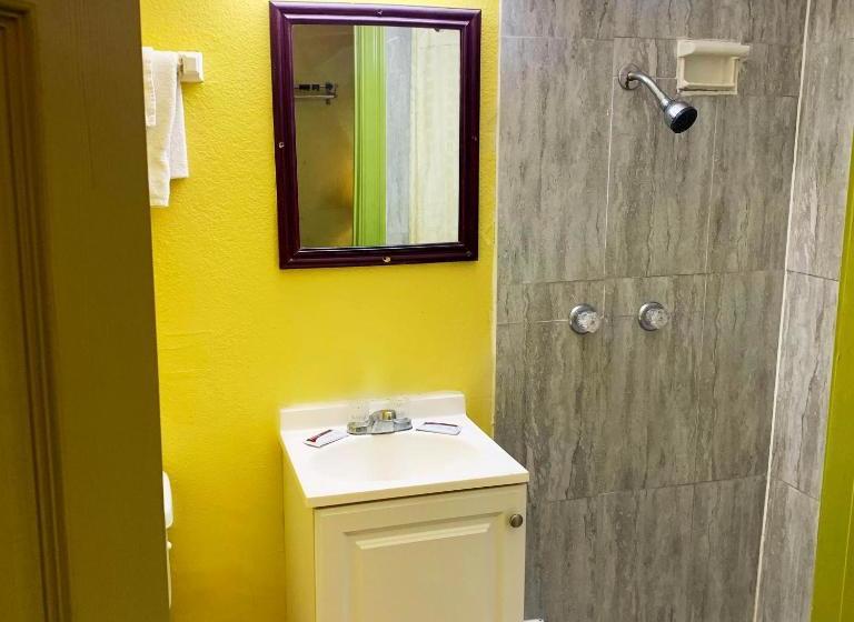 فندق على الطريق Luxury Inn