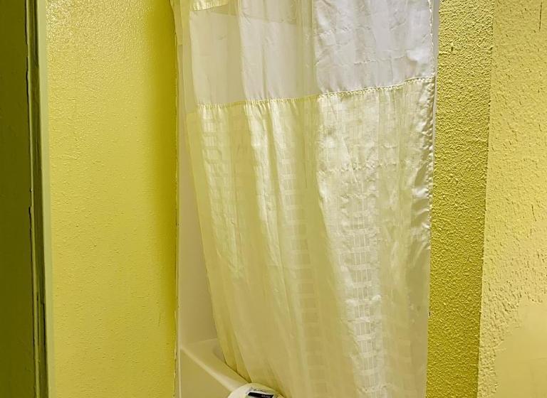 فندق على الطريق Luxury Inn