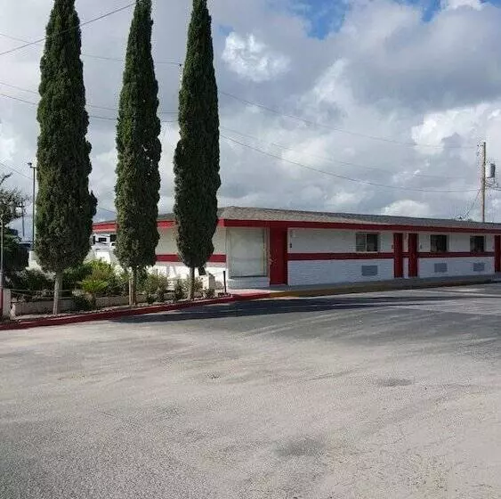 Motelli Luxury Inn & Rv Park