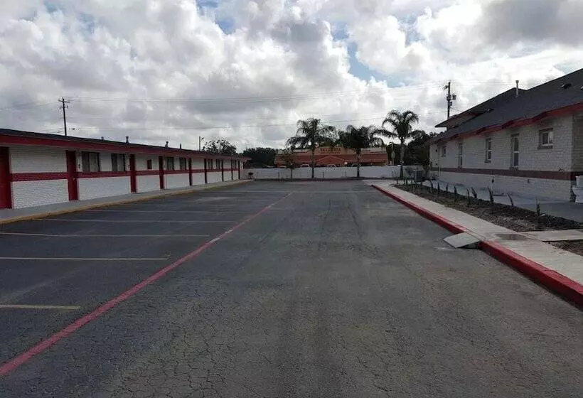 Motelli Luxury Inn & Rv Park