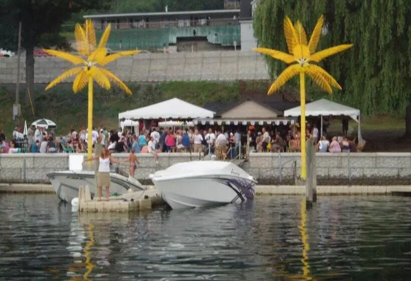 モーテル The Anchor Inn And Marina