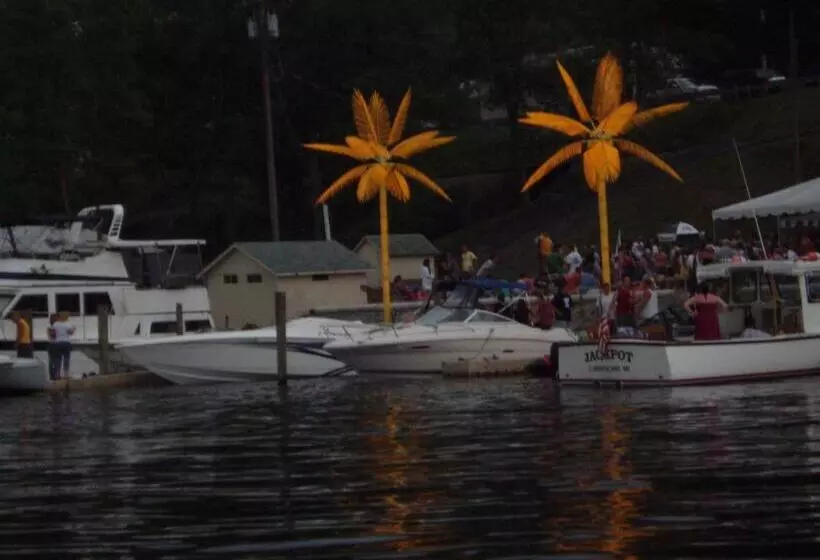モーテル The Anchor Inn And Marina
