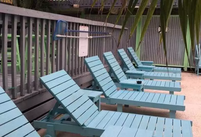 Upper Deck Hotel And Bar   Adults Only