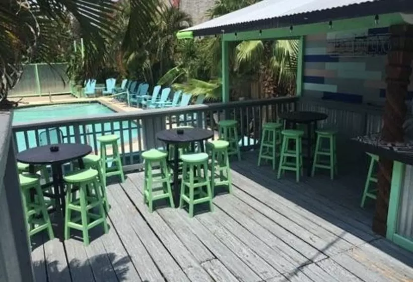 Upper Deck Hotel And Bar   Adults Only