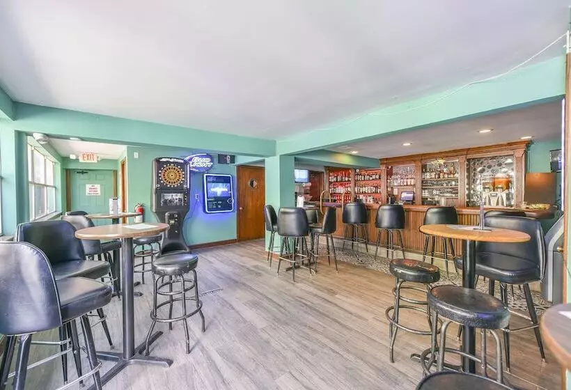 Upper Deck Hotel And Bar   Adults Only