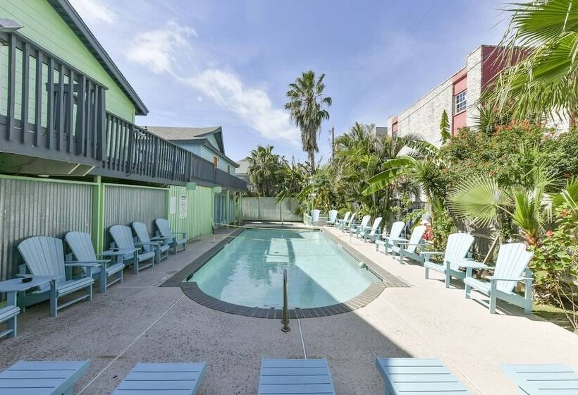 Upper Deck Hotel And Bar Adults Only