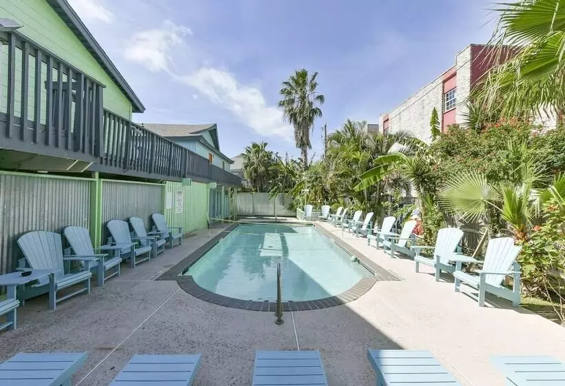 Upper Deck Hotel And Bar   Adults Only