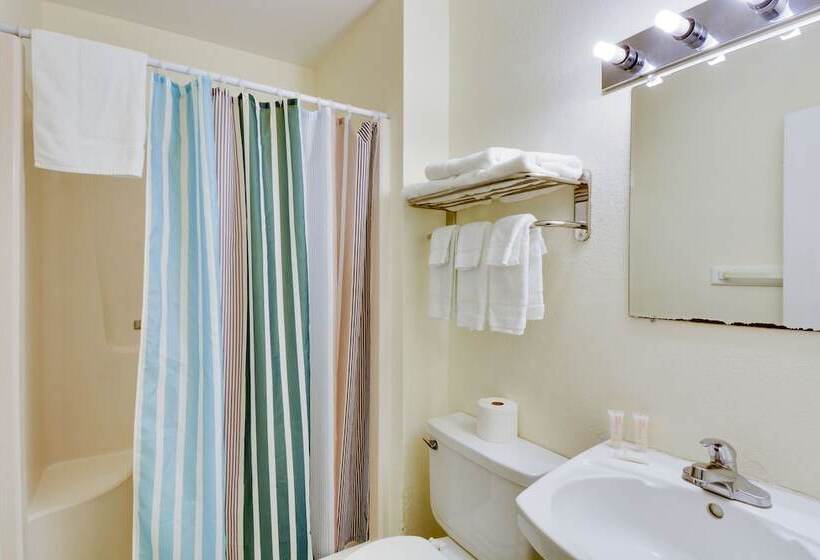 Upper Deck Hotel And Bar Adults Only