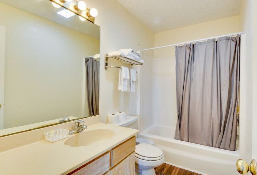 Upper Deck Hotel And Bar Adults Only