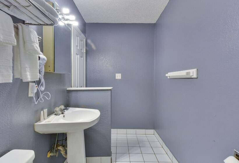 Upper Deck Hotel And Bar Adults Only