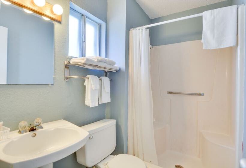 Upper Deck Hotel And Bar Adults Only