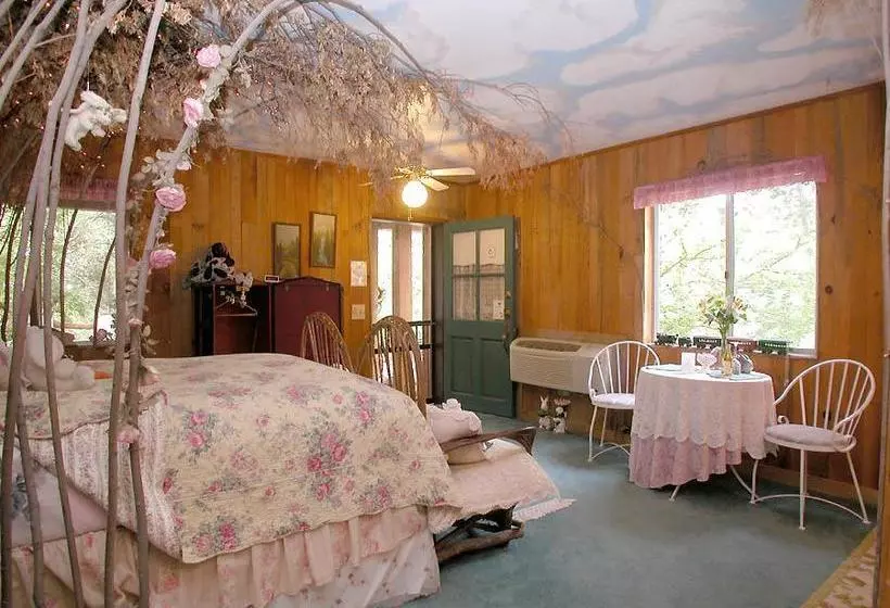 تختخواب و صبحانه Wikiup Hummingbird