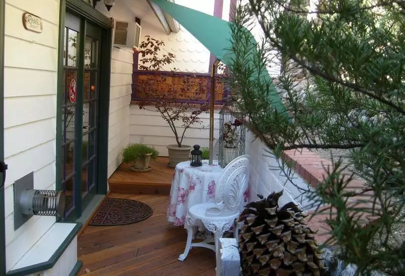 تختخواب و صبحانه Wikiup Hummingbird