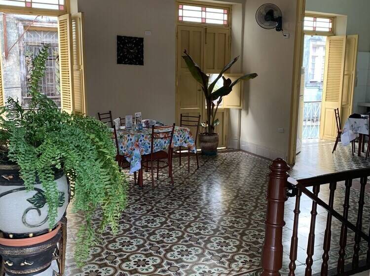 پانسیون Hostal Enara