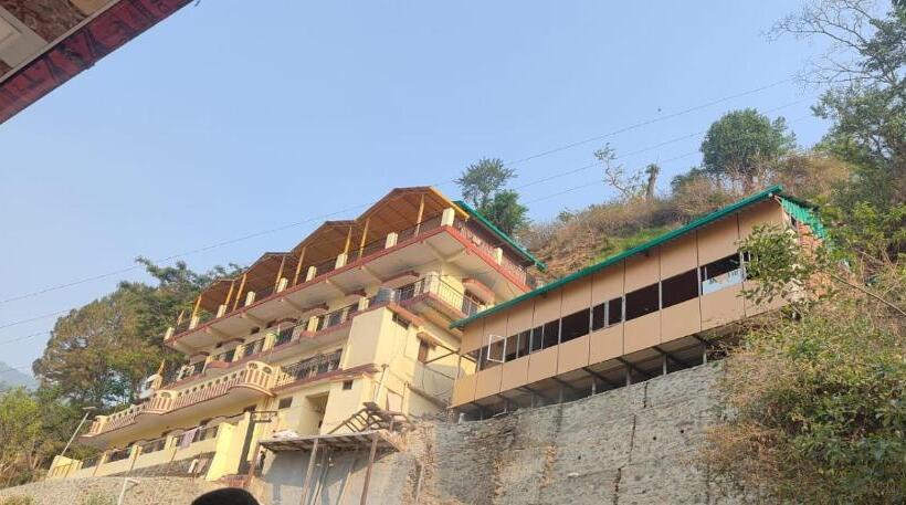 Azad Hotel Cottage And Restaurant