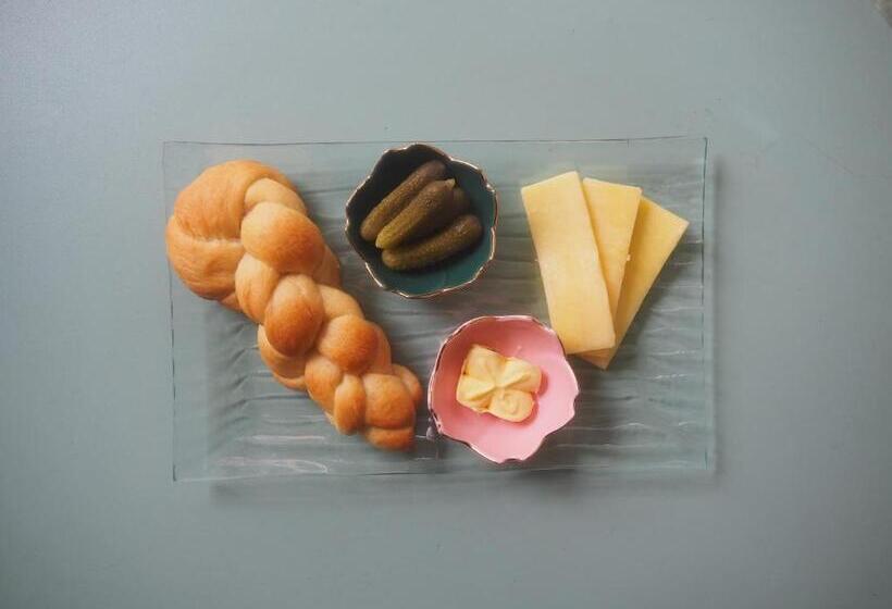 Bed and Breakfast Cozy Stay & Breakfast At Kneading Peace Café