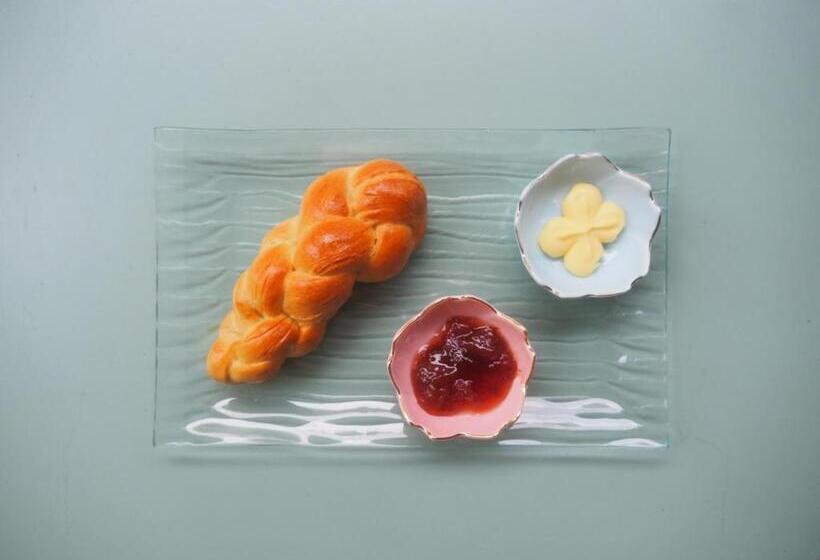 Bed and Breakfast Cozy Stay & Breakfast At Kneading Peace Café