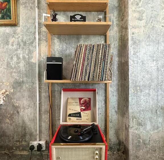 Bed and Breakfast Cozy Stay & Breakfast At Kneading Peace Café