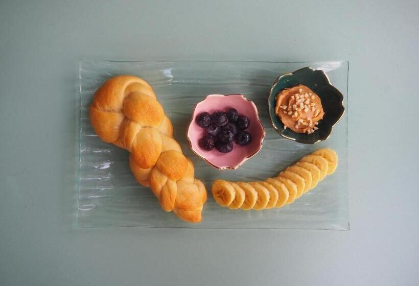 Bed and Breakfast Cozy Stay & Breakfast At Kneading Peace Café