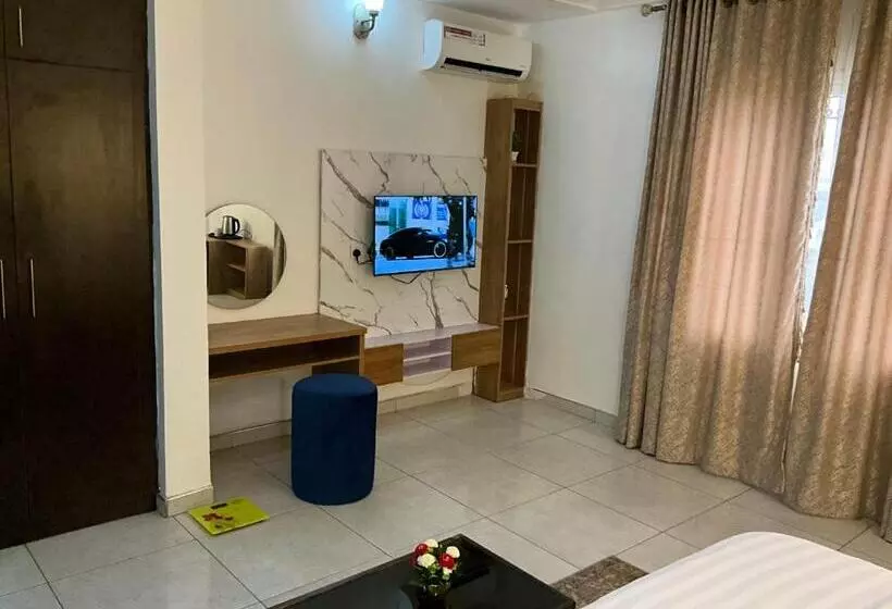 هتل Botis