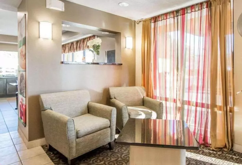 ホテル Quality Inn Downtown