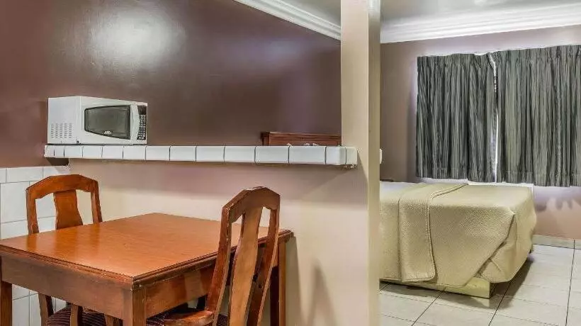 هتل Rodeway Inn