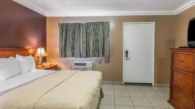 هتل Rodeway Inn