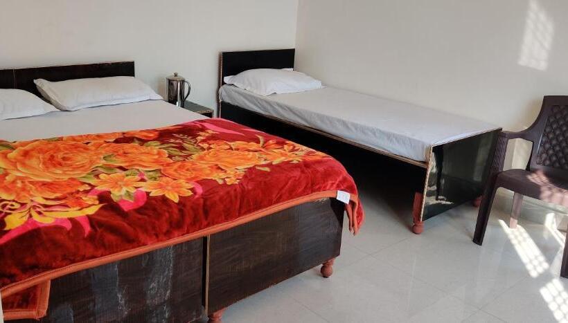 호텔 Shri Rudreshwar Palace