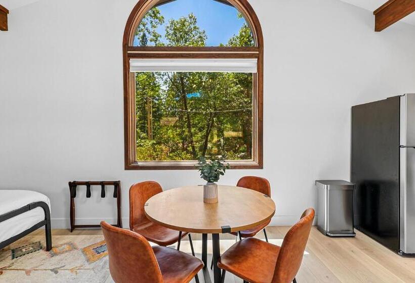 호텔 Basecamp Lodge