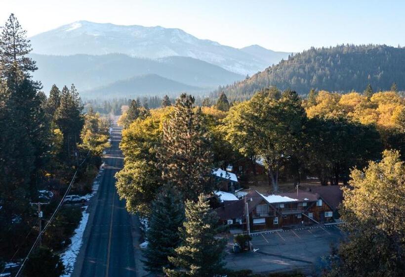 호텔 Basecamp Lodge