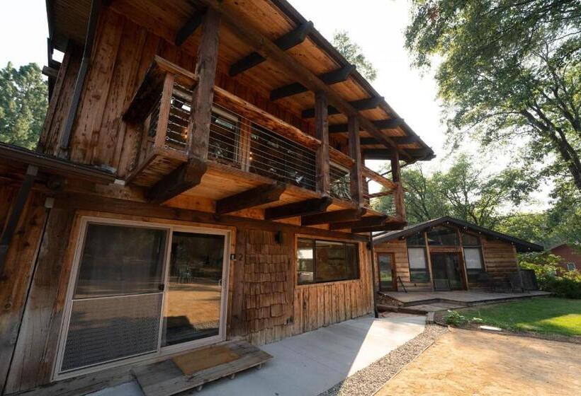 호텔 Basecamp Lodge