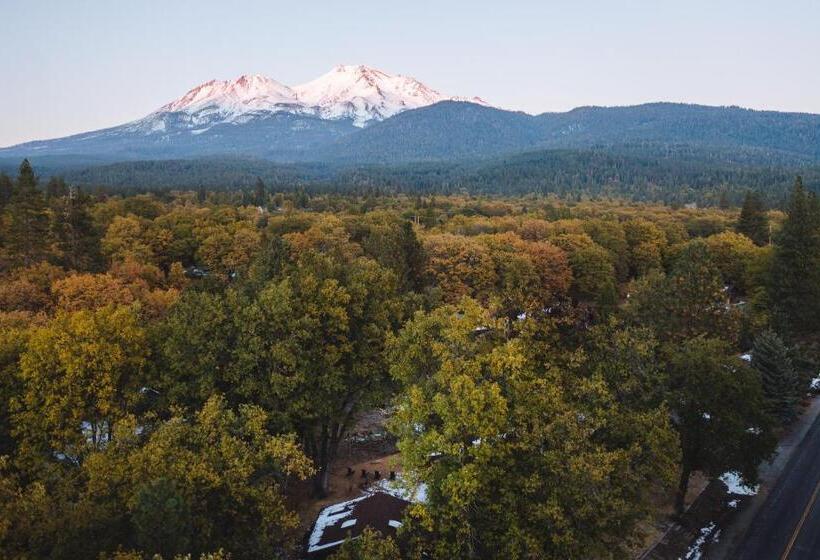 호텔 Basecamp Lodge