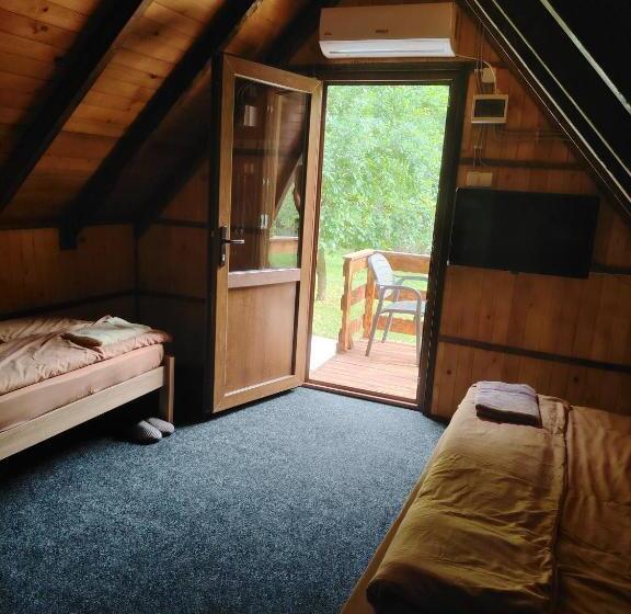 펜션 Brvnara Pojata Bungalovi