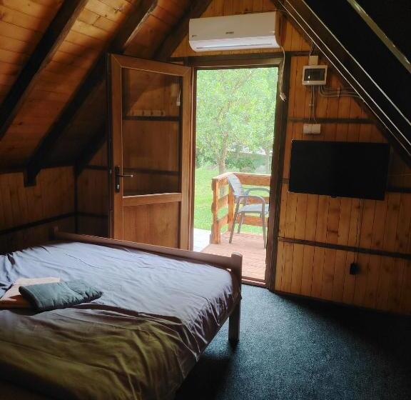 펜션 Brvnara Pojata Bungalovi