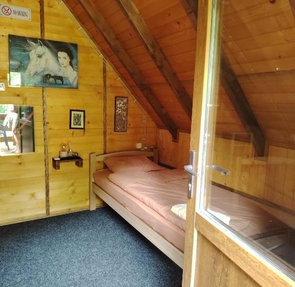 펜션 Brvnara Pojata Bungalovi