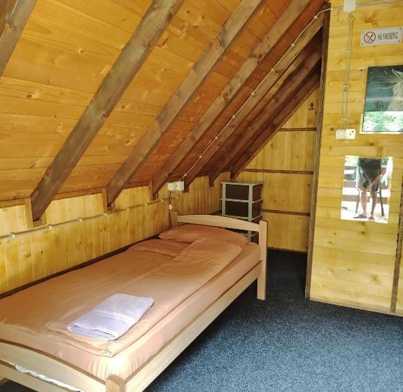 펜션 Brvnara Pojata Bungalovi