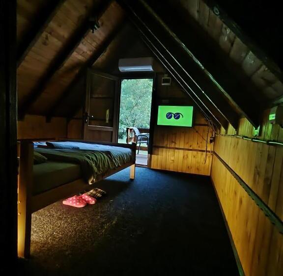 펜션 Brvnara Pojata Bungalovi