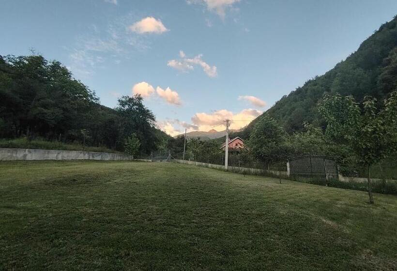 펜션 Brvnara Pojata Bungalovi