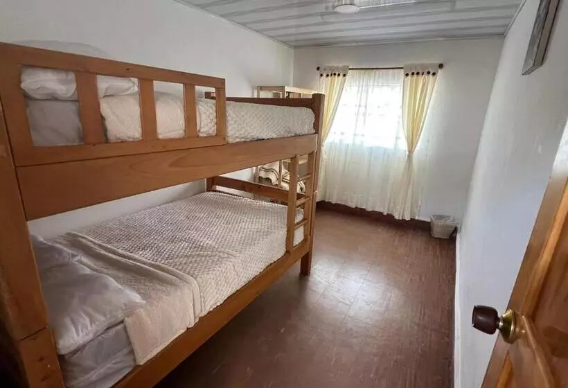 ペンション Güicani Hostel