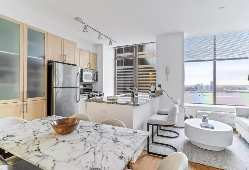 پانسیون Lux Bright Room With Shared Bath Apt
