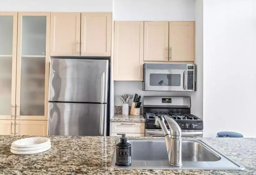 پانسیون Lux Bright Room With Shared Bath Apt