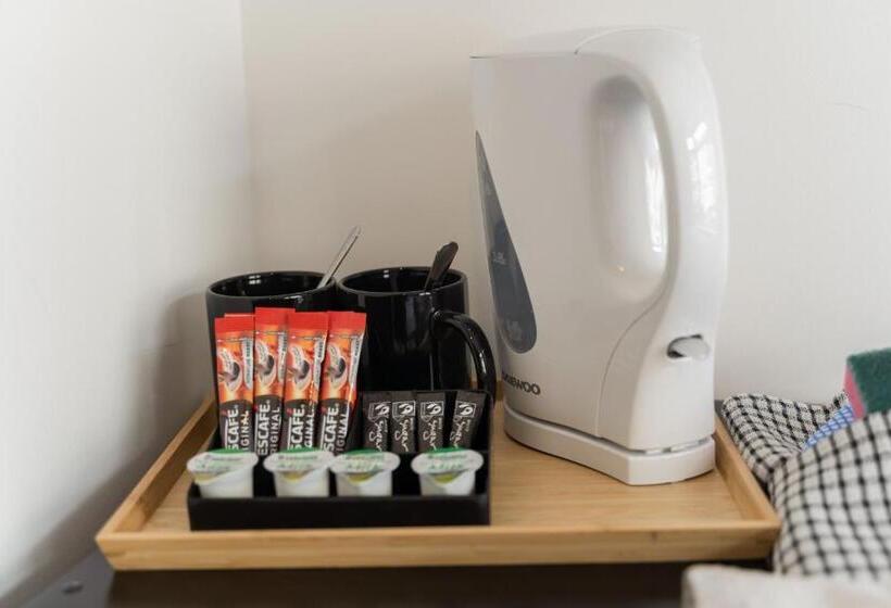 Pensão Suite #1 Central Location Private Ensuite, Smart Tv, Fast Wifi And Free Parking By Yoko Proper