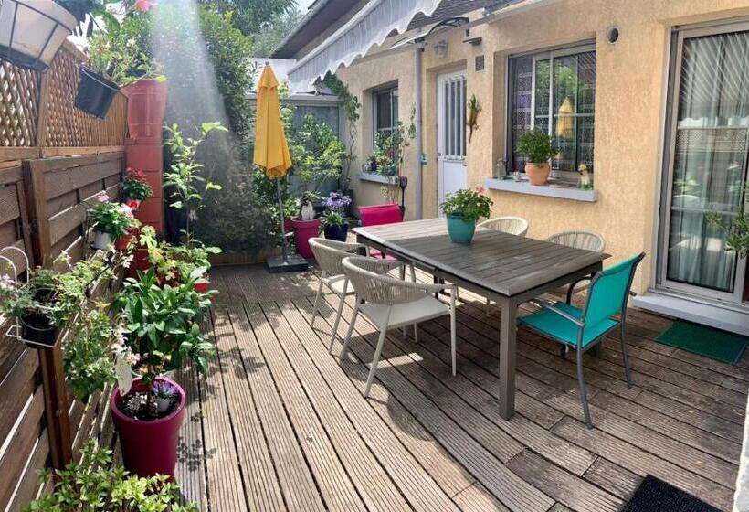 Pensionat Chambres Privées Avec Piscine Partagées Et Cuisine Partagée à 20 Minutes De Paris Et 40 Minutes De D