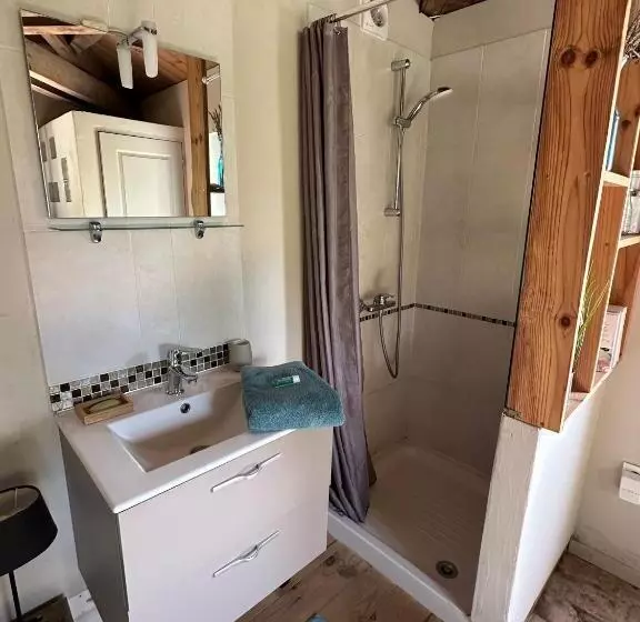 تختخواب و صبحانه Maisonnette Indépendante Au Calme Avec Un Grand Jardin