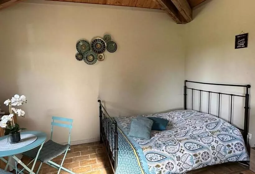 تختخواب و صبحانه Maisonnette Indépendante Au Calme Avec Un Grand Jardin