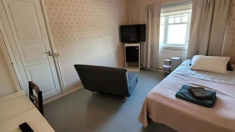 Retkeilymaja Liekorannan Majatalo  Kodinomaista Majoitusta Rautatieasemaa Vastapäätä