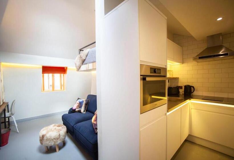 Higgihaus Aparthotel, Clare Street