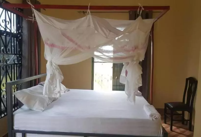 هتل Farmhouse Lodge