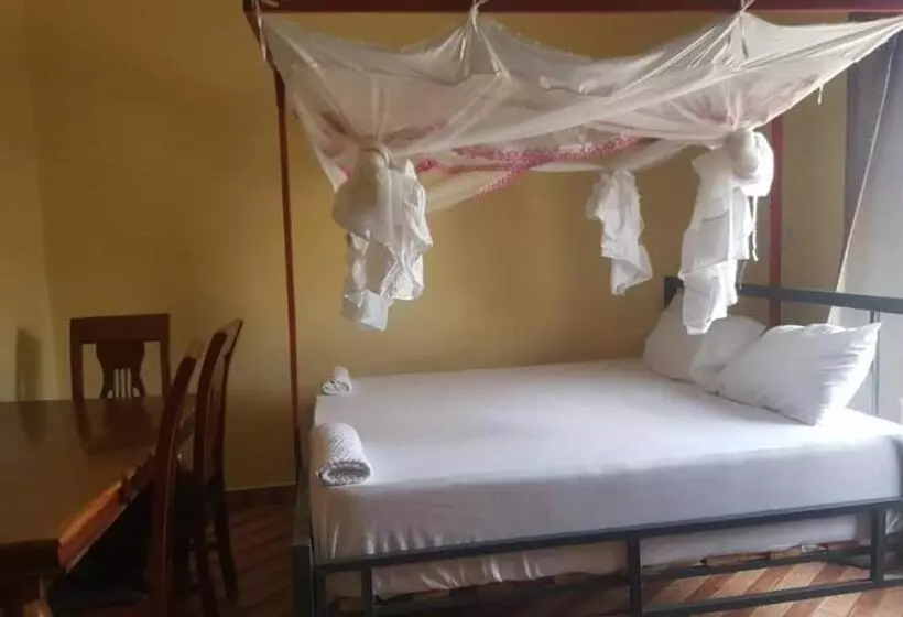هتل Farmhouse Lodge