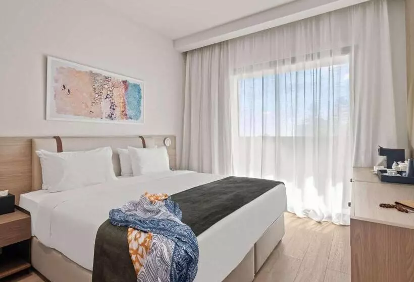 هتل Mercure Larnaca City